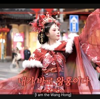 Dengan riasan tersebut, Mijoo berkeliling Shanghai dan menarik perhatian banyak orang. Bahkan tak sedikit yang mengajaknya foto bersama. Foto: Instagram