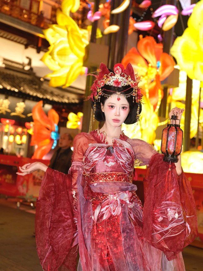 Personel Lovelyz, Mijoo mencuri atensi dengan transformasinya saat berlibur ke Shanghai. Ia nyaris tak dikenali setelah mencoba gaya makeup Wanghong yang tengah viral di media sosial Cina. Foto: Instagram