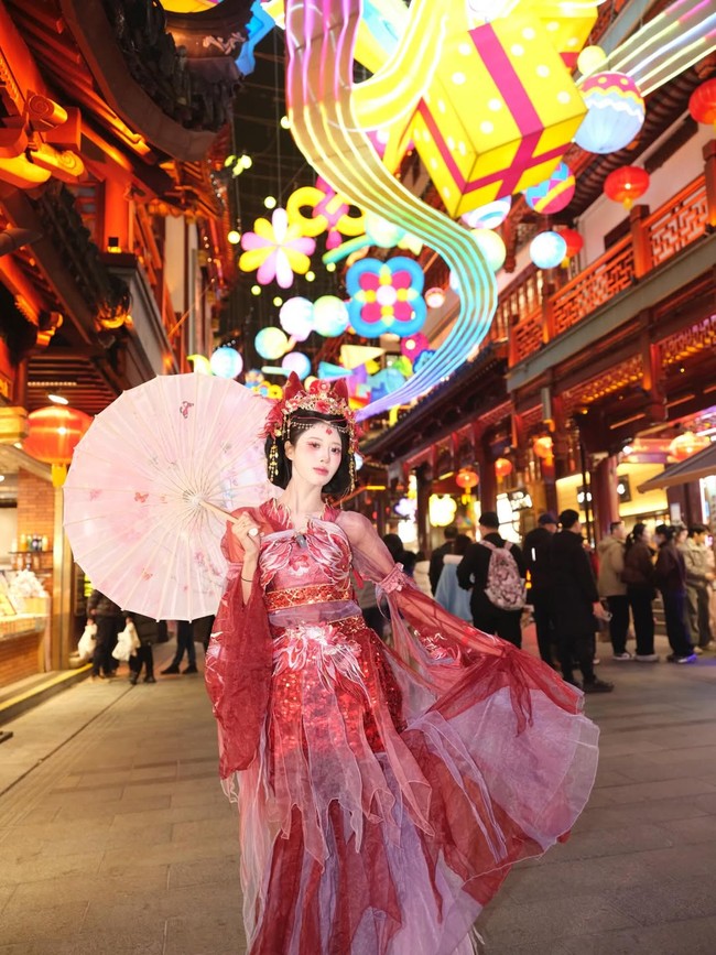 Penampilan Mijoo sontak menuai beragam komentar netizen Korea di forum komunitas online. Tak sedikit yang menilai makeup Wanghong terlalu mencolok untuk Mijoo, ia lebih cocok memakai makeup Gyaru asal Jepang. Sedangkan netizen lain memuji visualnya dan menyebutnya secantik lukisan. Foto: Instagram