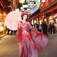 Penampilan Mijoo sontak menuai beragam komentar netizen Korea di forum komunitas online. Tak sedikit yang menilai makeup Wanghong terlalu mencolok untuk Mijoo, ia lebih cocok memakai makeup Gyaru asal Jepang. Sedangkan netizen lain memuji visualnya dan menyebutnya secantik lukisan. Foto: Instagram