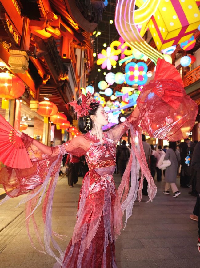 Untuk menyempurnakan penampilannya, Mijoo juga memakai busana tradisional Cina bernuansa merah yang serasi dengan makeup-nya. Foto: Instagram