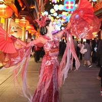 Untuk menyempurnakan penampilannya, Mijoo juga memakai busana tradisional Cina bernuansa merah yang serasi dengan makeup-nya. Foto: Instagram