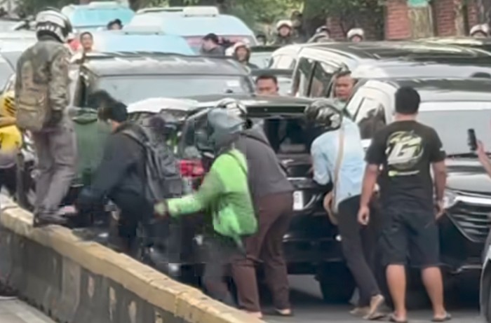 Mobil lawan arah di Jakpus tabrak sejumlah kendaraan. (dok. video viral)