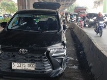 Mobil Tabrak Separator Busway di Jl DI Panjaitan Jaktim, Lalin Padat