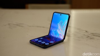 HP ini sudah mengantongi sertifikasi IPX8 membuat Razr 60 tahan terhadap cipratan air, meningkatkan daya tahannya untuk penggunaan sehari-hari.  Foto: Adi FR/detikINET