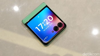 Di bagian luar, terdapat layar sekunder pOLED berukuran 3,63 inch dengan refresh rate 90Hz dan tingkat kecerahan yang ditingkatkan dibanding generasi sebelumnya. Layar ini memungkinkan pengguna mengakses notifikasi, widget, aplikasi favorit, hingga mengambil selfie tanpa harus membuka perangkat. Foto: Adi FR/detikINET