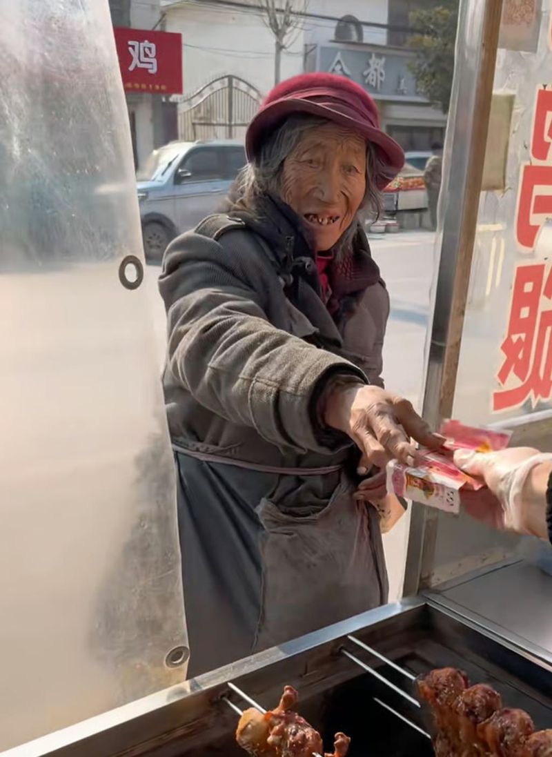 Nenek Ini Bayar Makanan Pakai Uang Palsu, Respons Penjual Bikin Haru Nenek Ini Bayar Makanan Pakai Uang Palsu, Respons Penjual Bikin Haru