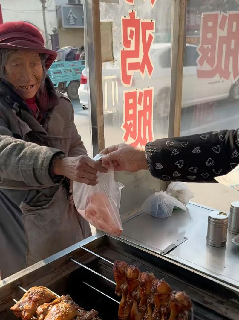 Nenek Ini Bayar Makanan Pakai Uang Palsu, Respons Penjual Bikin Haru Nenek Ini Bayar Makanan Pakai Uang Palsu, Respons Penjual Bikin Haru