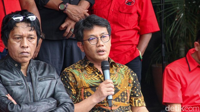 PDIP Bongkar Data, Rp233 T Anggaran Pendidikan Dipakai untuk MBG PDI Perjuangan mengungkap penggunaan anggaran pendidikan hingga sekitar Rp223 triliun untuk Program Makan Bergizi Gratis (MBG) dalam konferensi pers di Sekolah Partai Lenteng Agung, Jakarta, Rabu (25/2/2026).