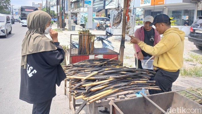 Pedagang pakat di jalan Letda Sujono, Kota Medan, Rabu (25/2/2026)