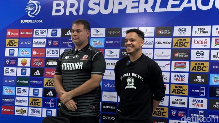 Pelatih Madura United, Carlos Pareira dan  kapten Madura United, Lulinha