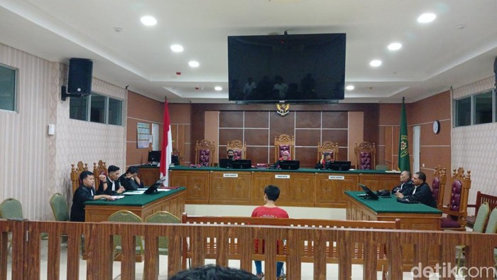 Pembacaan Replik atas nota pembelaan terdakwa Fandi Ramadhan di PN Batam. (Alamudin/detikcom)