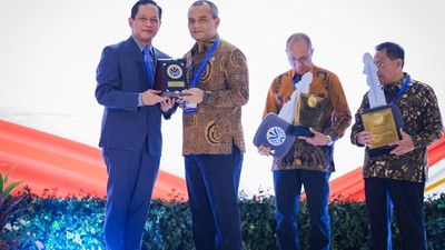 Gubernur Jateng Raih Penghargaan Pembina Terbaik Pengelolaan Sampah