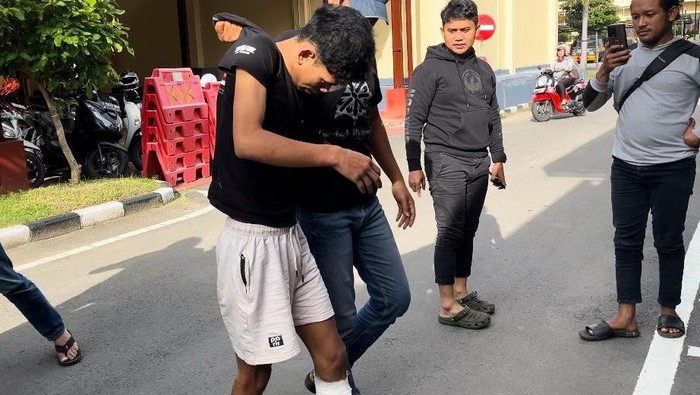 Pelaku pencurian pikap di Mojokerto saat dikeler polisi
