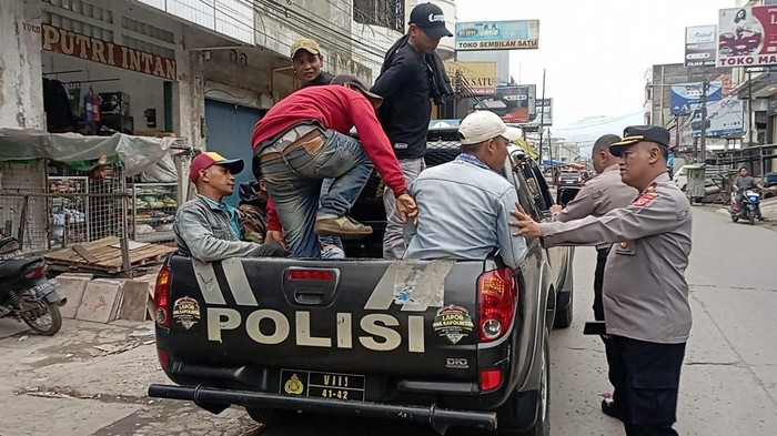 Penertiban preman di Majalaya, Kabupaten Bandung.