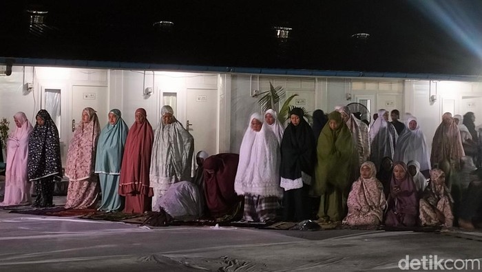 Penghuni Huntara di Aceh Tamiang bersiap melaksanakan salat Subuh berjamaah. (Agus Setyadi/detikSumut)