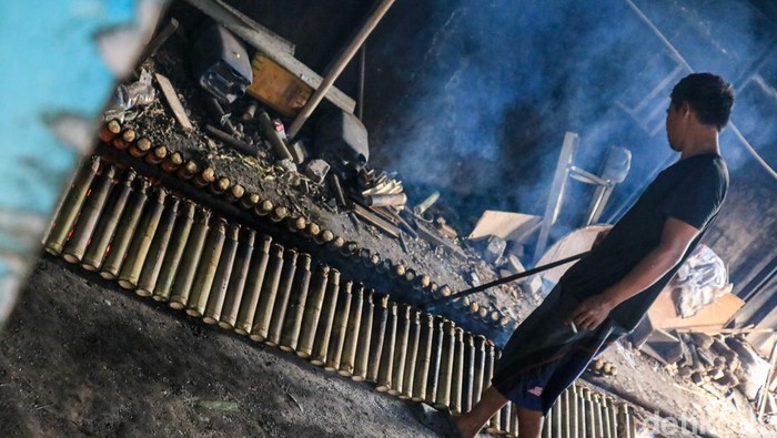 Permintaan lemang di kawasan Senen, Jakarta, melonjak tajam selama bulan Ramadan. Sejak pagi hingga malam, para perajin tampak sibuk memproduksi lemang untuk memenuhi pesanan warga yang datang langsung maupun pembeli langganan.