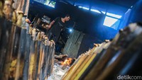 Para pekerja mengaku aktivitas produksi meningkat signifikan dibanding hari biasa.