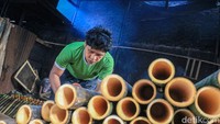 Proses pembuatan dimulai dari membersihkan bambu, mengisi ketan yang telah dicuci, hingga menuangkan santan berbumbu agar menghasilkan rasa gurih.