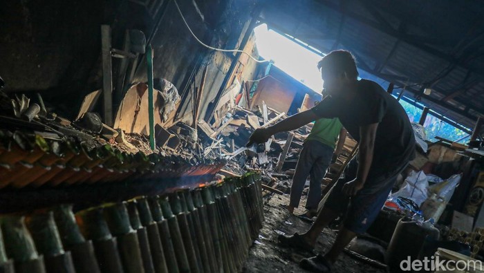 Permintaan lemang di kawasan Senen, Jakarta, melonjak tajam selama bulan Ramadan. Sejak pagi hingga malam, para perajin tampak sibuk memproduksi lemang untuk memenuhi pesanan warga yang datang langsung maupun pembeli langganan.