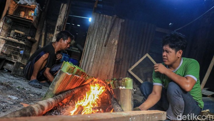 Permintaan lemang di kawasan Senen, Jakarta, melonjak tajam selama bulan Ramadan. Sejak pagi hingga malam, para perajin tampak sibuk memproduksi lemang untuk memenuhi pesanan warga yang datang langsung maupun pembeli langganan.