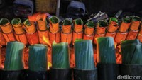 Lemang kemudian dibakar selama tiga hingga empat jam dengan api kayu, sambil terus diputar agar matang merata.