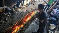 Sejak pagi hingga malam, para perajin tampak sibuk memproduksi lemang untuk memenuhi pesanan warga yang datang langsung maupun pembeli langganan.