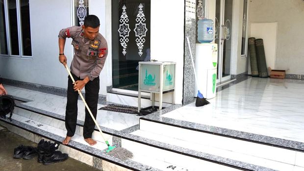 Personel Brimob Polda Metro Jaya bersih-bersih masjid. Kegiatan ini dilakukan di Tangerang Selatan dan Jakarta Pusat, pada Selasa (24/2/2026).