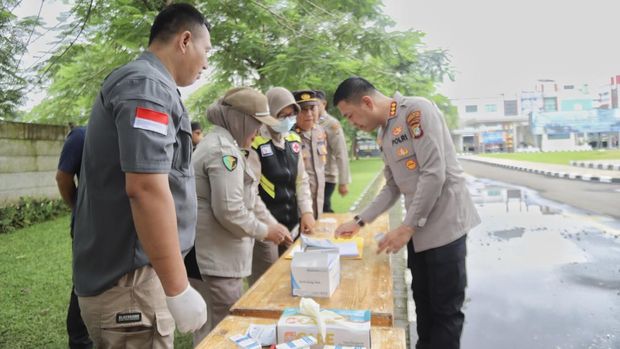 Personel Polres Metro Tangerang Kota dites urine, Selasa (24/2/2026).