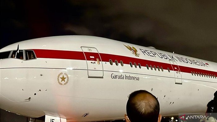 Pesawat Garuda Indonesia PK-GIF yang membawa Presiden Prabowo Subianto tiba di Pangkalan Udara Angkatan Udara Kerajaan Yordania Marka, Kota Amman, Yordania, Selasa (24/2/2026). ANTARA/HO-Dokumentasi Pribadi.