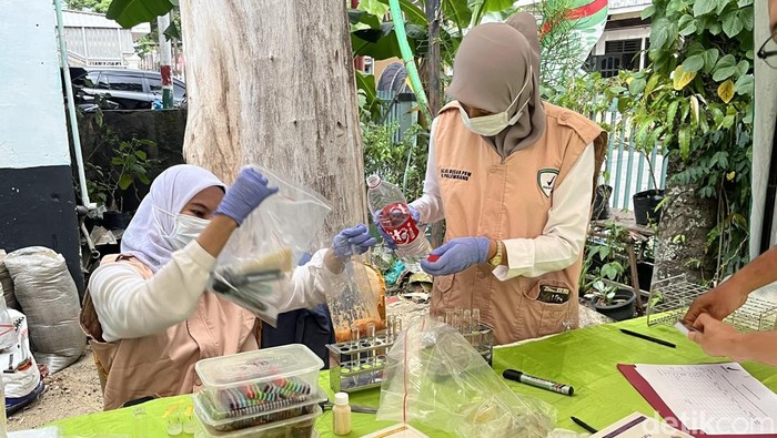 Petugas BBPOM di Palembang melakukan uji sampel makanan di pasar beduk.