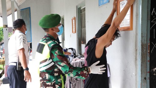 Petugas gabungan menggeledah narapidana di Lapas Kelas IIB Karangasem, Bali, Rabu (25/2/2026). (Foto: Dok. Lapas Karangasem)