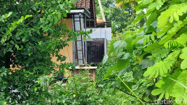 Pintu belakang yang diduga tempat masuk pelaku pembacokan di Bantul