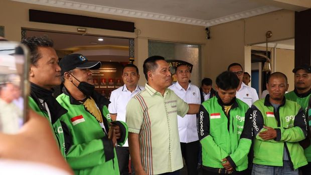 Polda Jateng dan ojol Polda Jateng gandeng ojol berbagi.