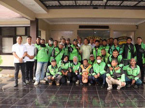 Polda Jateng Gandeng Komunitas Ojol Berbagi Sembari Sebarkan Pesan Kamtibmas
