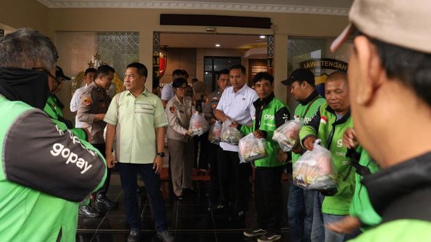 Polda Jateng dan ojol Polda Jateng gandeng ojol berbagi.