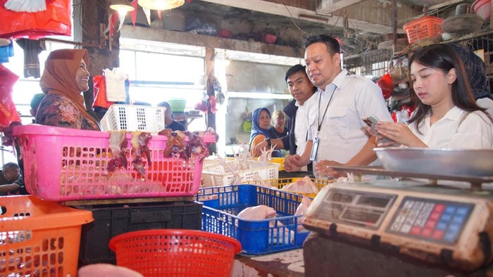 Polda Metro Jaya mengecek harga dan stok bahan pokok di Pasar Rawamangun, Jaktim, pada Rabu (25/2/2026).