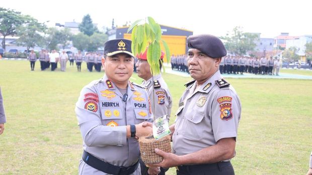 Polda Riau menggelar upacara kenaikan pangkat 2 personelnya, Rabu (25/2/2026).