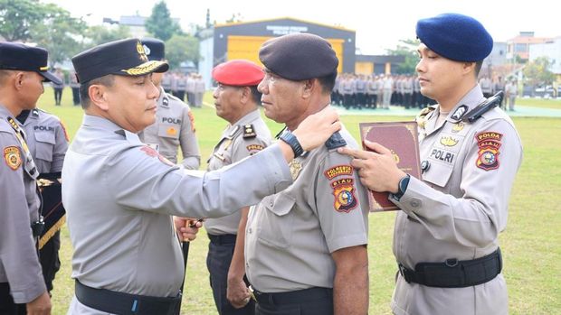 Polda Riau menggelar upacara kenaikan pangkat 2 personelnya, Rabu (25/2/2026).