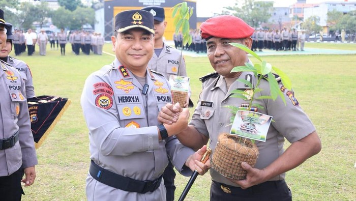 Kapolda Riau Berikan 'Kado Unik' Pohon di Upacara Kenaikan Pangkat 2 Perwira