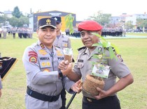 Pohon Kado Unik Kapolda Riau di Upacara Kenaikan Pangkat 2 Perwira