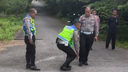 Polisi melakukan olah TKP di lokasi tabrakan maut yang menewaskan mahasiswa di perempatan Fisip Undana, Kelurahan Lasiana, Kecamatan Kelapa Lima, Kota Kupang, NTT, Selasa (24/2/2026) siang. (Dok. Satlantas Polresta Kupang Kota)