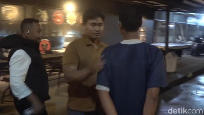 Polisi menangkap pria bernama Ardi (kanan) yang tega membunuh adik kandungnya di Makassar.