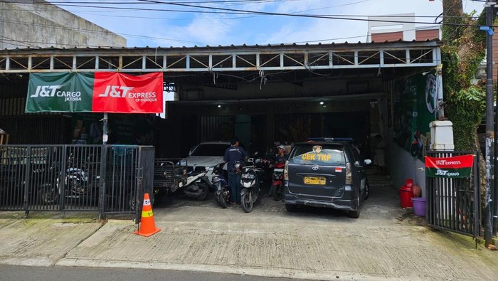 Polisi menjelaskan kronologi pencurian sebuah mobil boks milik ekspedisi di Jalan Joe, Kecamatan Jagakarsa, Jakarta Selatan (Jaksel). (Dok istimewa).