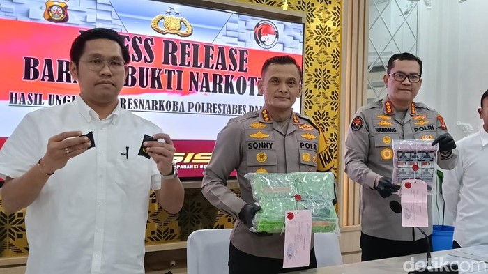 Polisi saat merilis kasus narkoba di Polrestabes Palembang.
