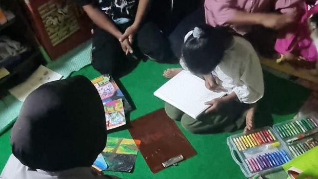 Polres Metro Tangerang Kota memberikan bantuan untuk bocah pemulung yang viral jual lukisan.