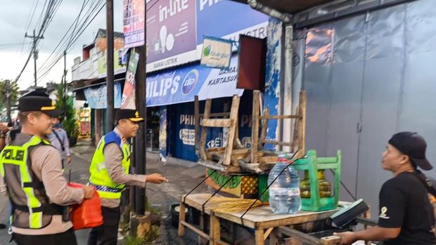 Polres Sukoharjo bagikan 250 paket takjil gratis (dok istimewa)