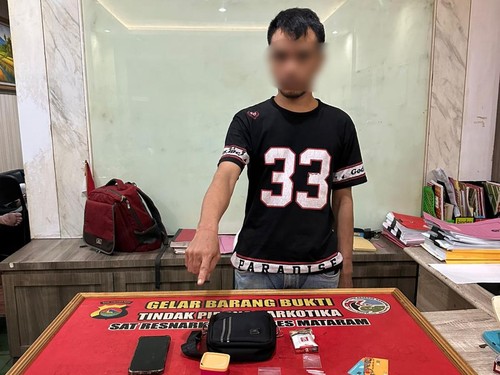 Polresta Mataram menangkap seorang pengedar sabu-sabu berinisial SH saat menunggu pembeli di depan gang, Rabu (25/2/2026). (Foto: Dok. Polresta Mataram)