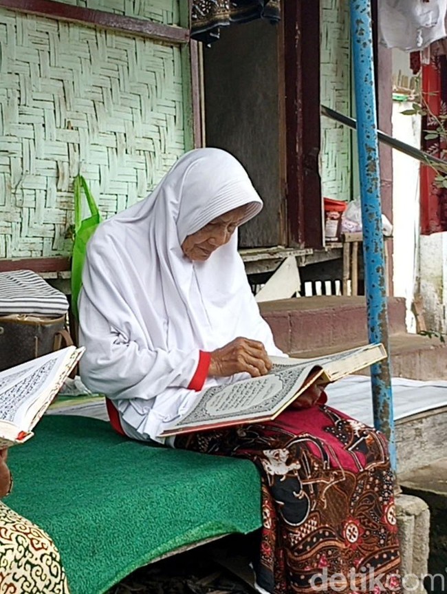 Lansia Blitar Mondok Ramadan, Semangat Mengaji Tak Pernah Pudar