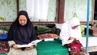 Meski telah berusia senja, Sholikah masih fasih melafalkan ayat-ayat Al-Qur’an. Menurutnya, kegiatan di Pondok Lansia membuat semangat belajar tetap terjaga.